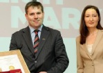 Prezes ELPIGAZ, Grzegorz Jarzyński, odbiera medal i certyfikatem QI